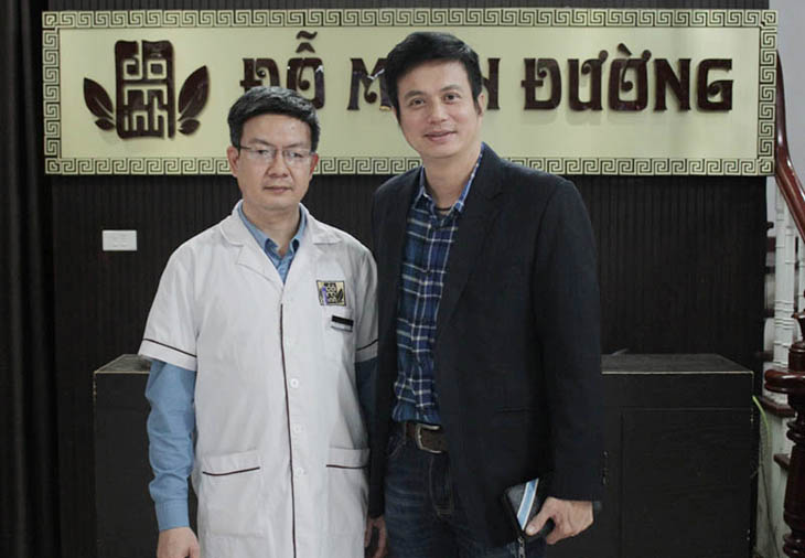 Diễn viên Lê Bá Anh chụp ảnh cùng lương y Đỗ Minh Tuấn tại nhà thuốc Diễn viên Lê Bá Anh chữa suy giảm ham muốn tại Đỗ Minh Đường