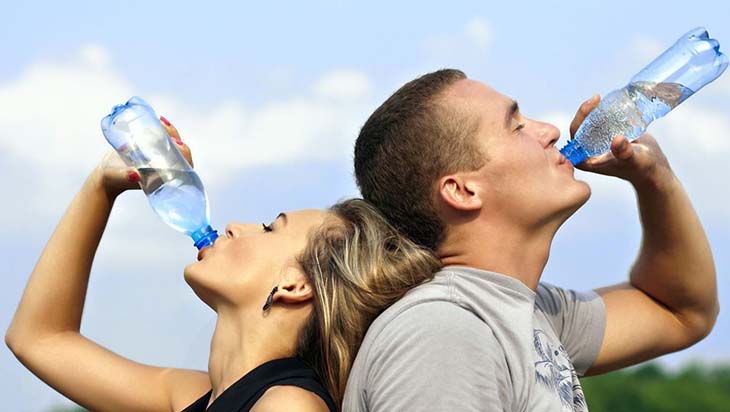 Uống nước và luyện tập thể thao giúp đào thải năng lượng du thừa ra bên ngoài