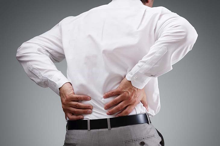 Cơn đau buốt ở hông sau lưng cùng tình trạng tiểu kém, tiểu buốt, tiểu ra máu kéo dài là biểu hiện của sỏi tiết niệu
