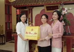 Chị Triệu Thanh Hồng và mẹ đều rất hài lòng sau khi chăm sóc sức khỏe và điều trị bệnh tại Nhất Nam Y Viện