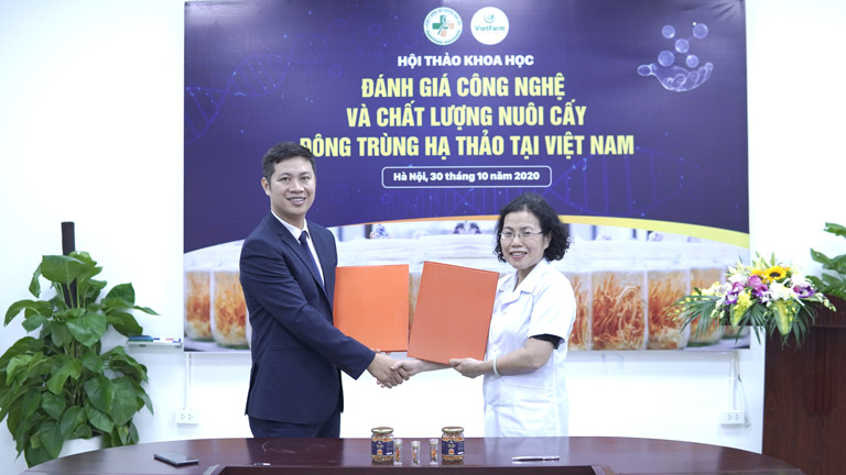 Ký kết hợp tác giữa Trung tâm Vietfarm và Viện NC&PT Y dược cổ truyền dân tộc