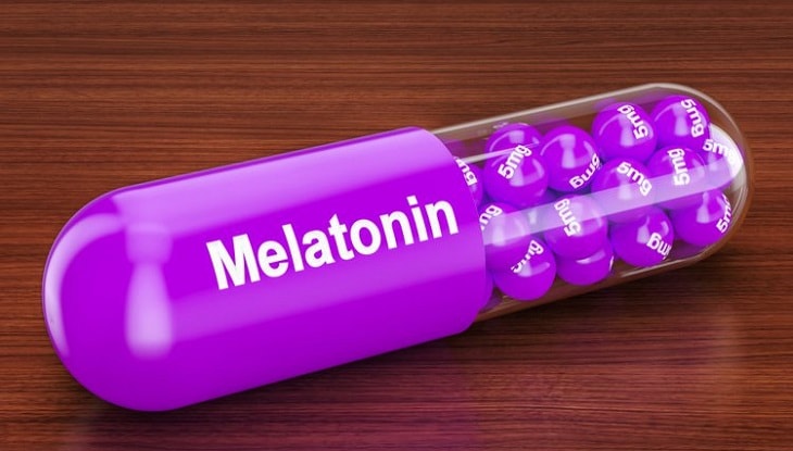 Hoạt chất melatonin dạng tổng hợp/bán tổng hợp hoặc chiết xuất tự nhiên sẽ giúp điều hòa giấc ngủ