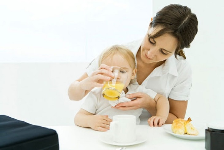 Trẻ em hay người lớn mắc sốt siêu vi đều cần bổ sung đầy đủ nước và chất dinh dưỡng
