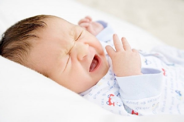 Tình trạng nghẹt mũi khiến trẻ sơ sinh luôn khó chịu, quấy khóc