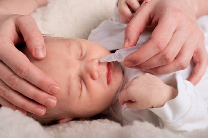Trẻ sơ sinh bị nghẹt mũi có thể do nhiều nguyên nhân
