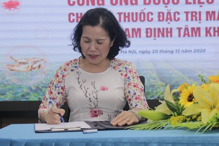 Tiến sĩ, Bác sĩ Nguyễn Thị Vân Anh đặt bút ký kết hợp tác