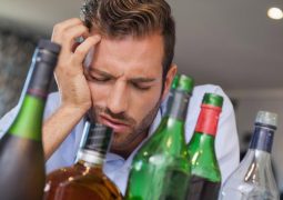 Cách trị đau đầu khi uống rượu bia không phải ai cũng biết