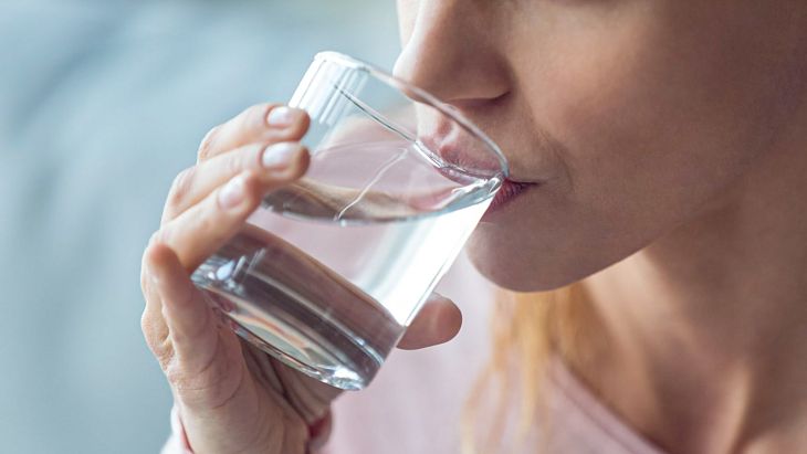 Uống đủ nước cung cấp độ ẩm cần thiết cho làn da