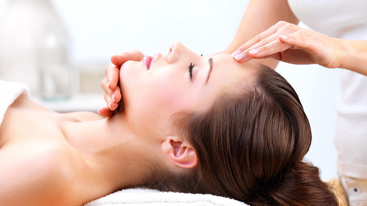 Đau nửa đầu bên trái có thể cải thiện khi bạn massage nhẹ nhàng vùng mặt, cổ và đầu