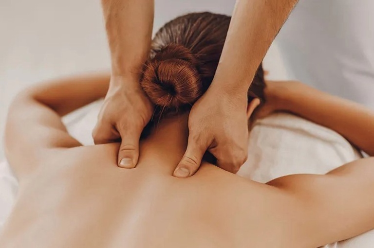 Những động tác xoa, bóp, ấn, miết, sẽ được kết hợp để xoa bóp trên toàn cơ thể