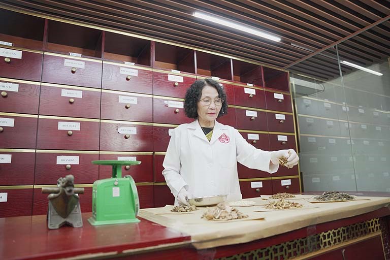 Bác sĩ Lê Phương trong phòng dược liệu.