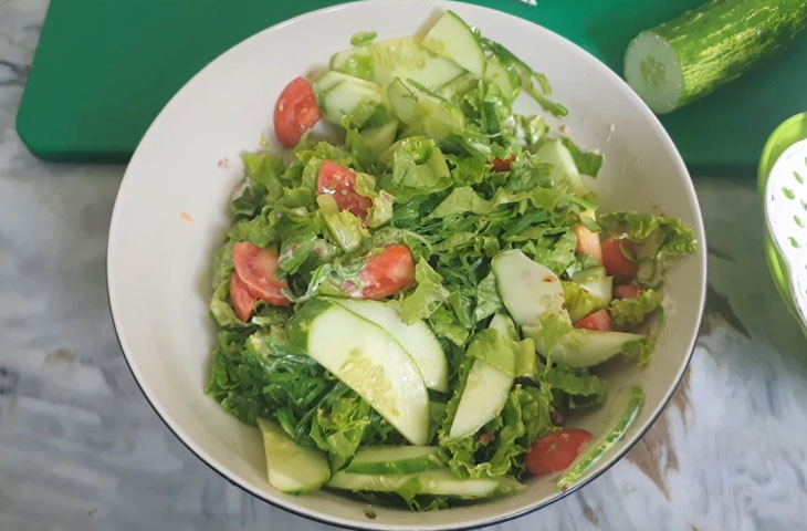 Salad xà lách, cà chua, dưa leo, dầu oliu