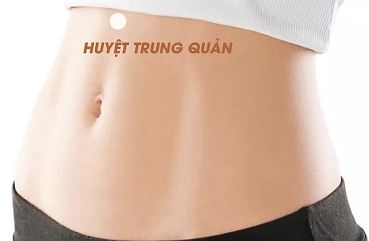 Huyệt Trung Quản nằm giữa đường thẳng nối từ phần ức đến lỗ rốn