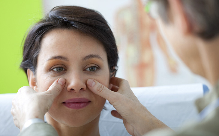 Nguyên nhân chính gây viêm xoang ngứa mắt là do phần cấu trúc các hốc xoang và hốc mắt gần nhau
