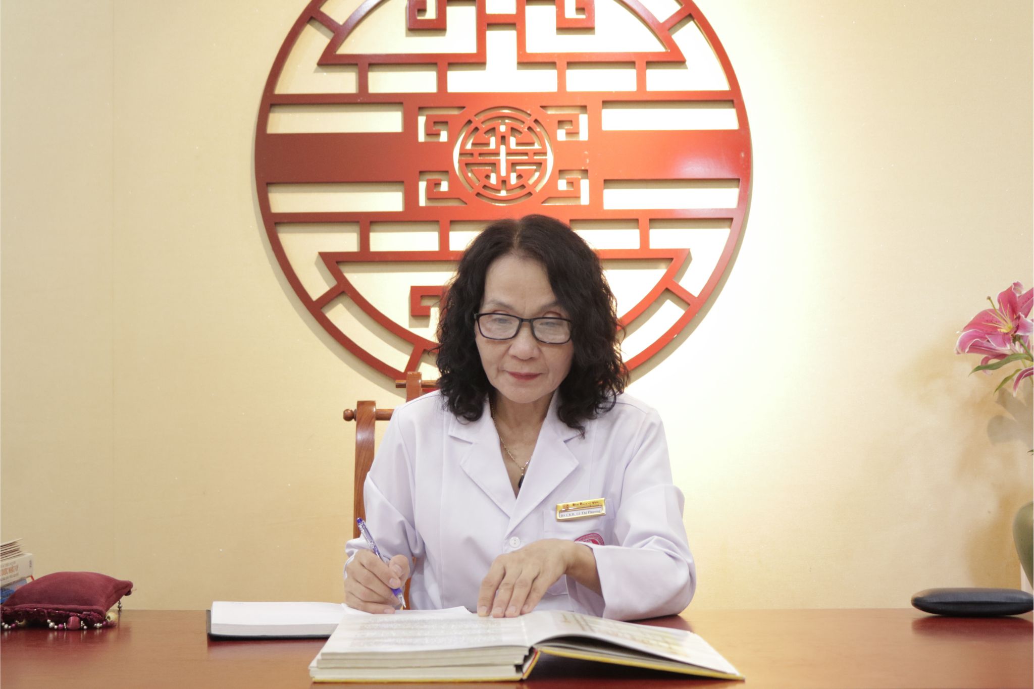 Bác sĩ Lê Phương nghiên cứu cuốn Châu bản triều Nguyễn – Ngự dược Nhật ký 