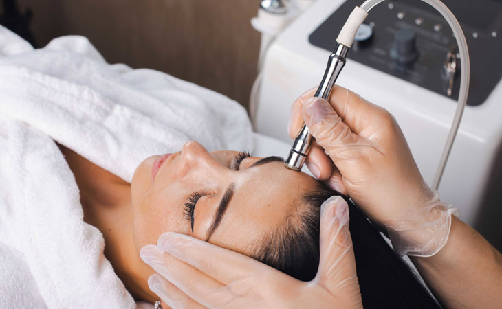 Microdermabrasion hay còn gọi là mài da vi điểm