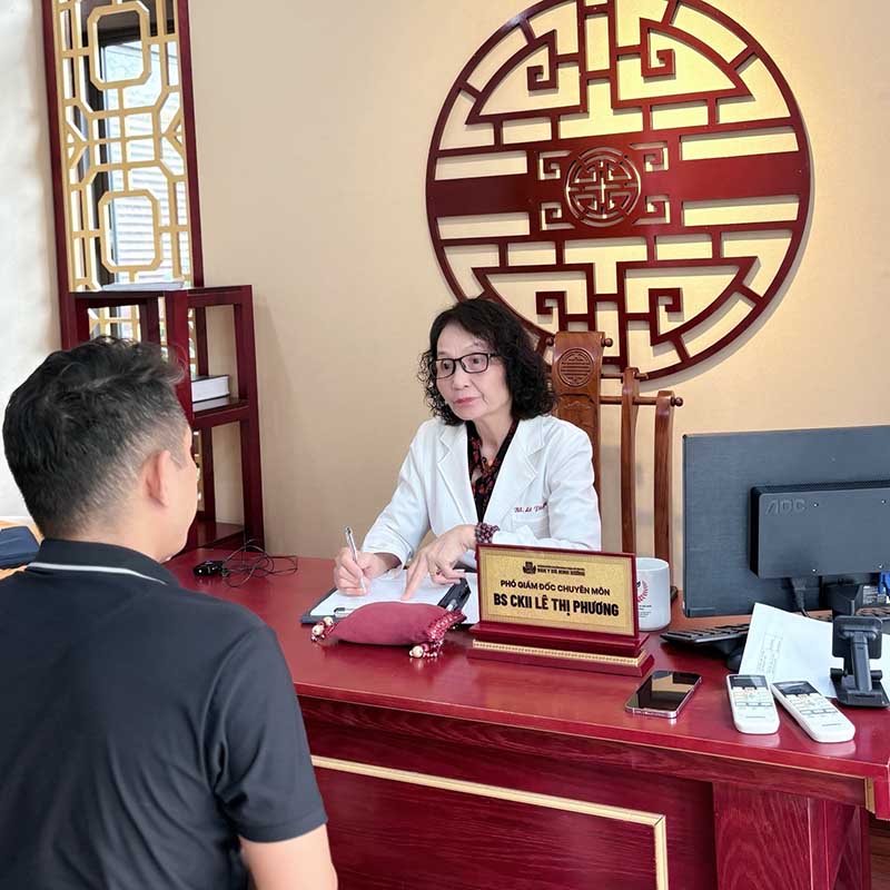 B&aacute;c sĩ L&ecirc; Phương c&oacute; hơn 40 năm kinh nghiệm điều trị vi&ecirc;m xoang