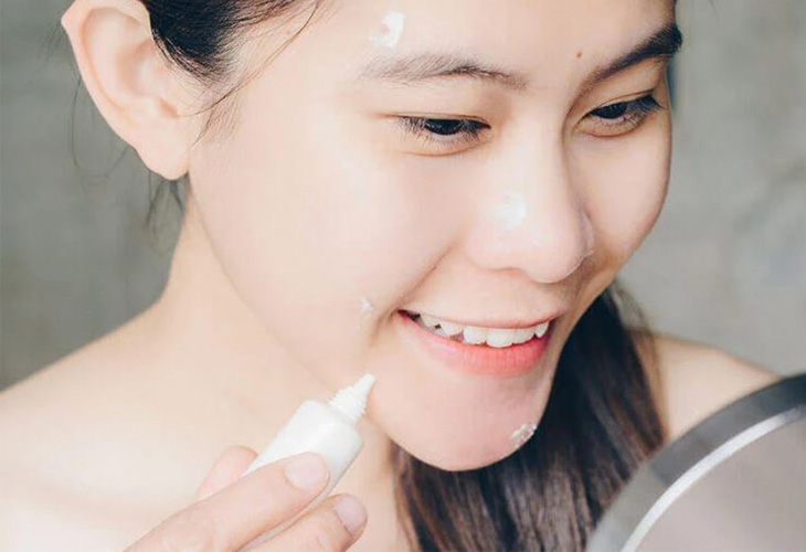 Kem trị mụn có kết cấu dày hơn so với serum