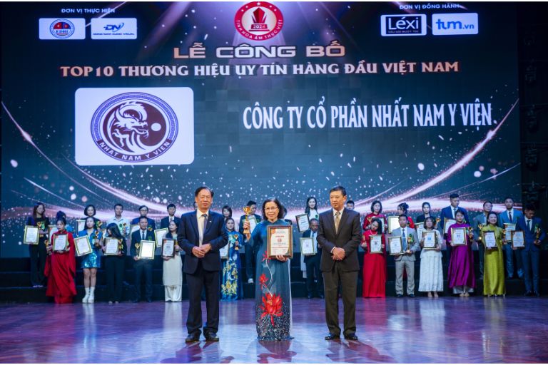 Tiến sĩ, Bác sĩ Vân Anh đại diện Nhất Nam Y Viện lên nhận giải thưởng