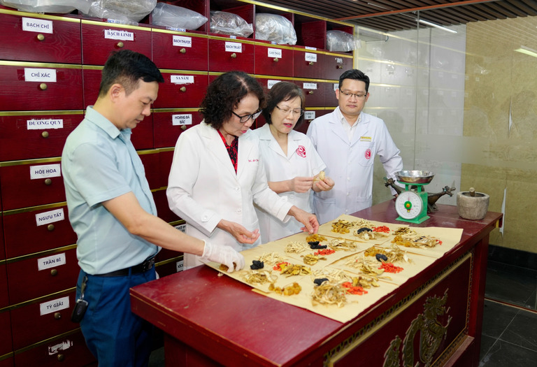 Nam Y Đỗ Minh Đường chú trọng nghiên cứu thảo dược và phát triển cơ sở vật chất hiện đại để đảm bảo quy trình bào chế dược liệu