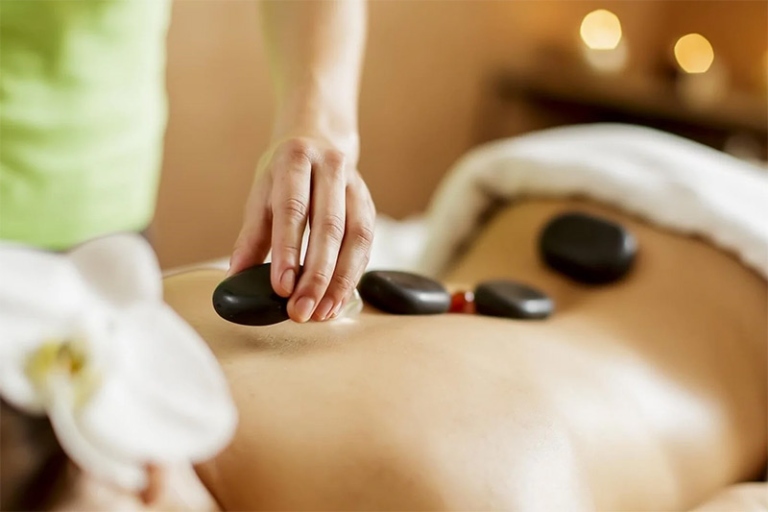 Chườm đ&aacute; n&oacute;ng l&agrave; một phương ph&aacute;p trị liệu gi&uacute;p cải thiện sức khỏe tổng thể