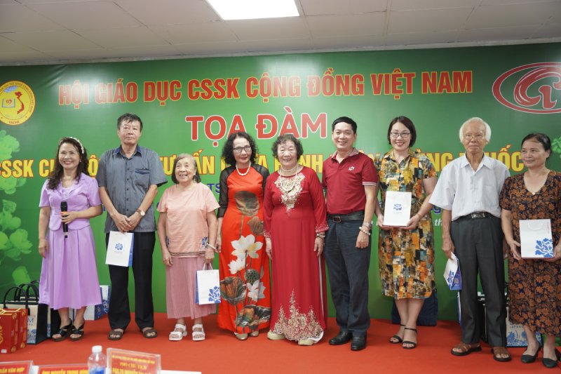 Hoạt động giao lưu tặng quà cuối buổi tọa đàm