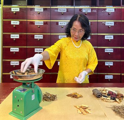 Tùy vào từng tình trạng bệnh bác sĩ sẽ bốc thuốc, kê đơn phù hợp