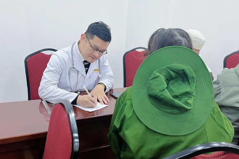 B&aacute;c sĩ Trần Hải Long thường xuy&ecirc;n tham gia c&aacute;c buổi thăm kh&aacute;m v&agrave; tư vấn cộng đồng để g&oacute;p phần n&acirc;ng cao kiến thức chăm s&oacute;c sức khỏe cho người bệnh